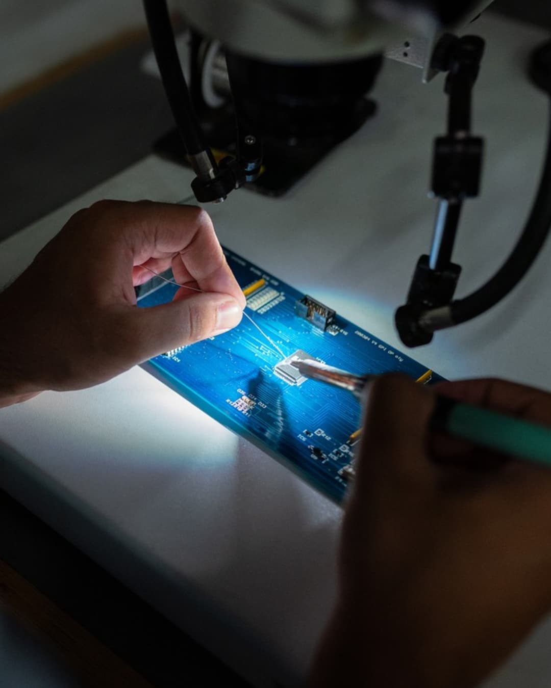 Technicus repareert elektronische printplaat